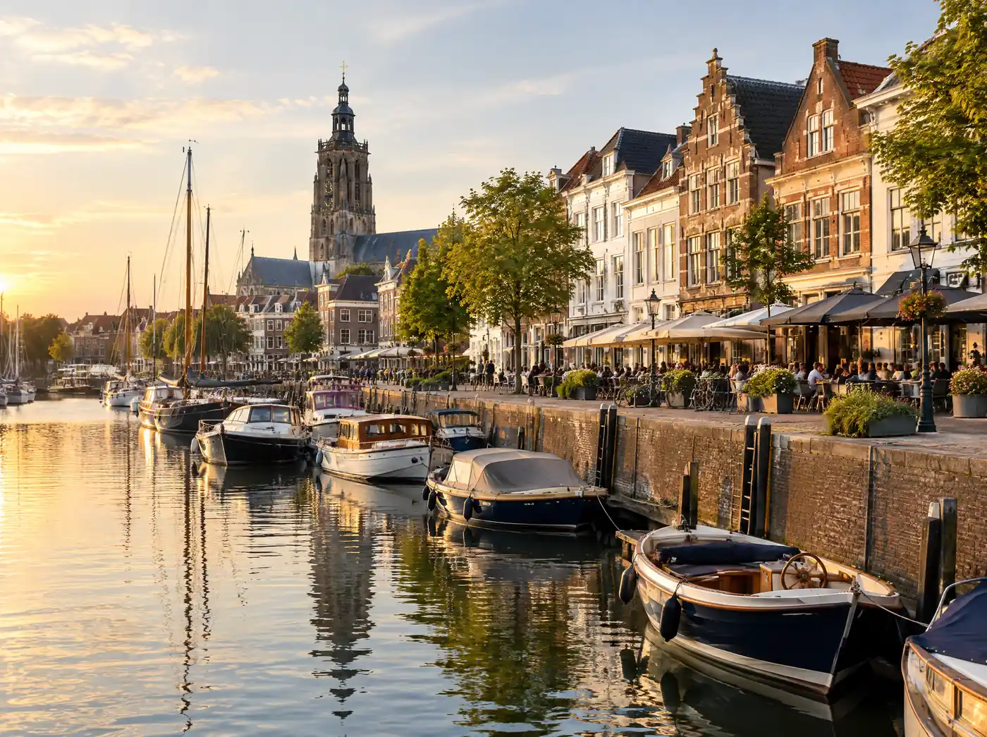 De Haven van Breda met bootjes en terrassen